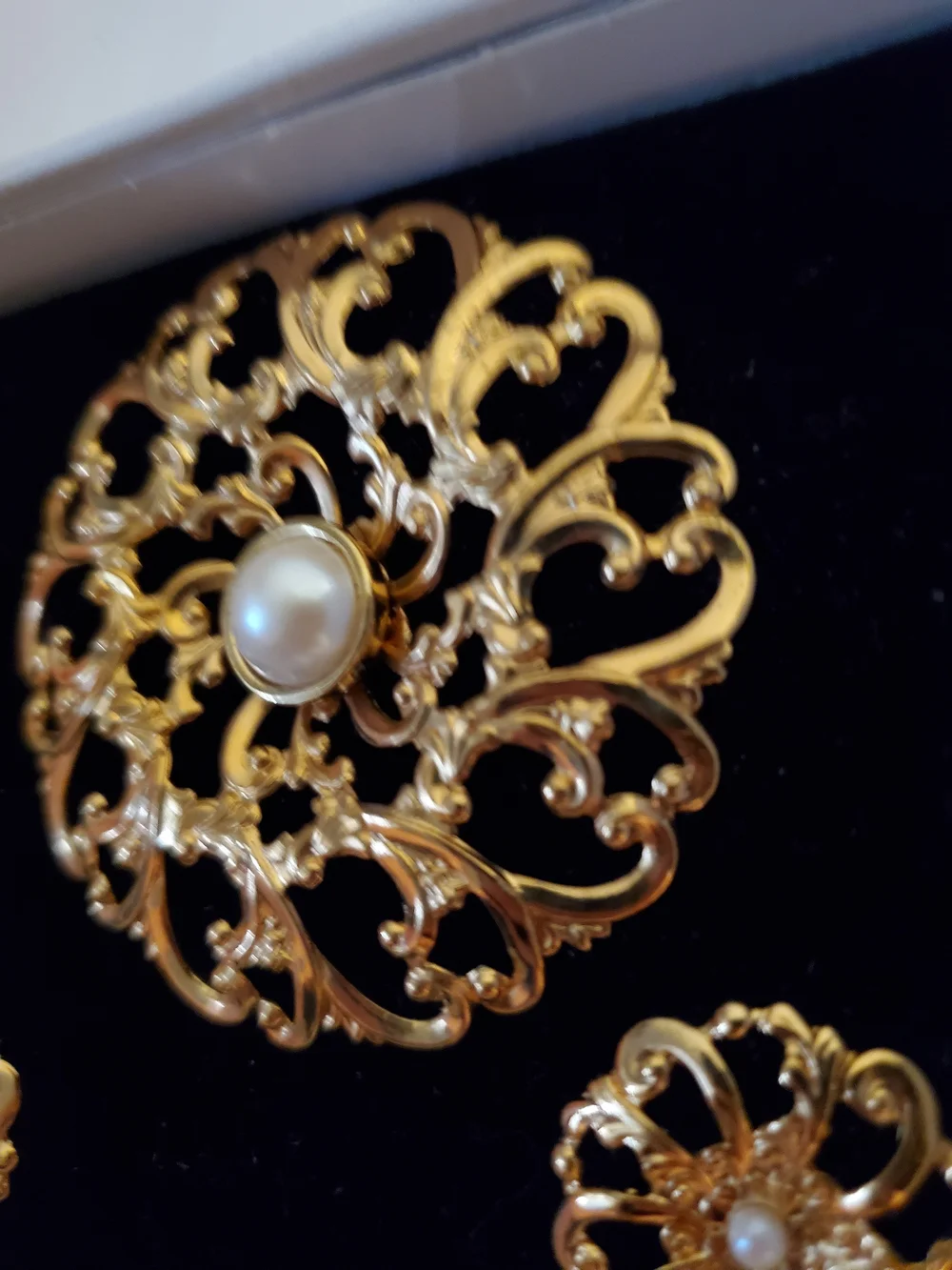 Avon‎ Flower Blossom Gold Tone Faux Pearl Pin Brooch and Earrings Set Vintage